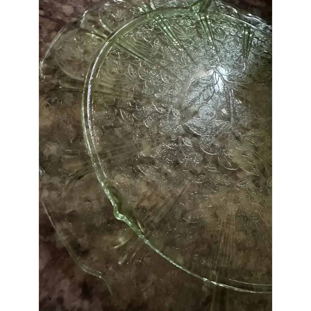 This beautiful Cake Plate is made out of depression/uranium glass.‎
